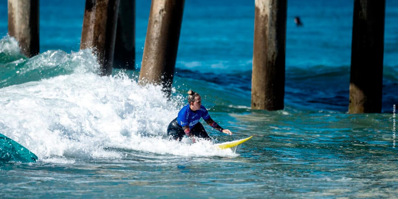 Maria do Sol surfando em competição