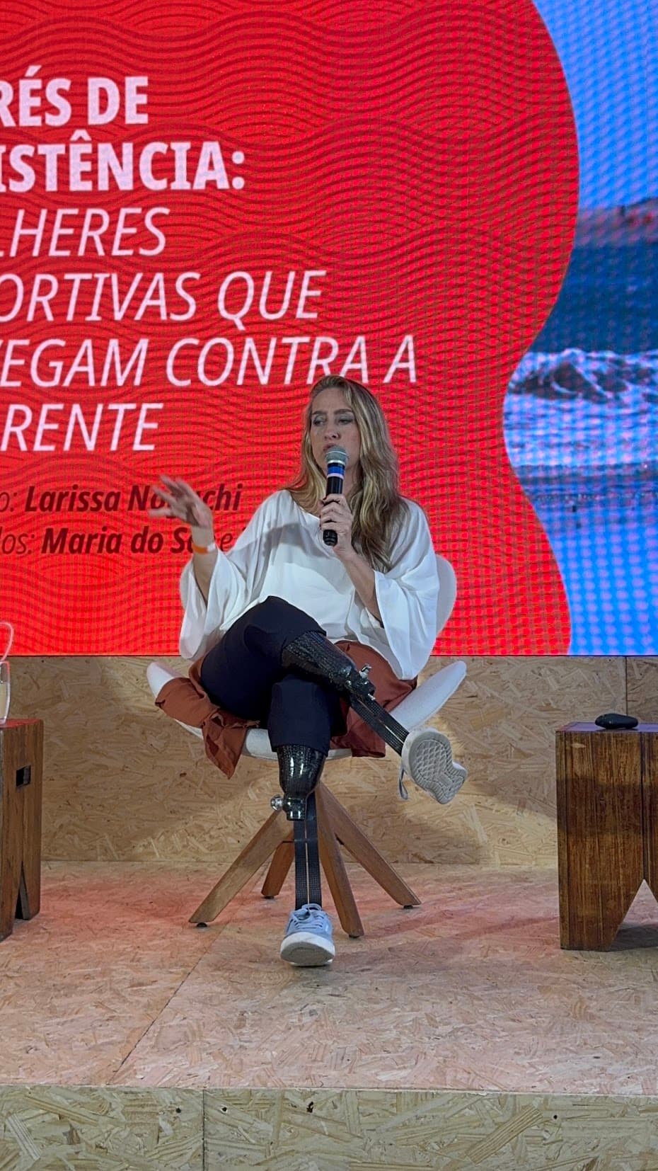 Maria do Sol em uma palestra com microfone